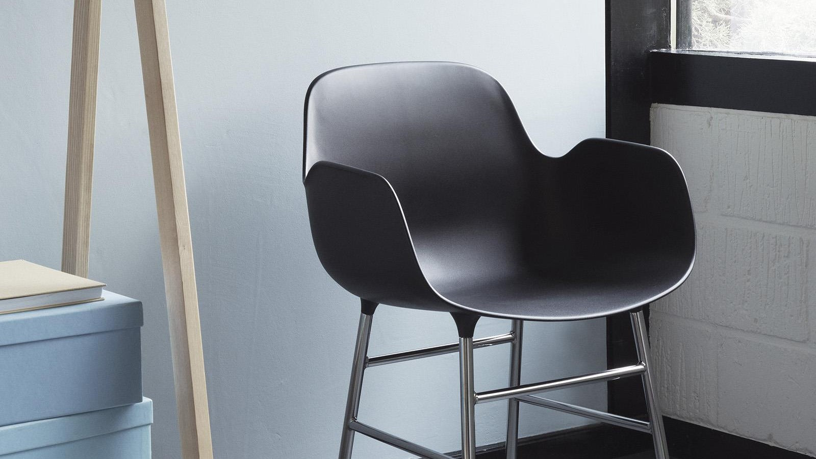 Eleganter Normann Copenhagen Stuhl in modernem Design, ideal für stilvolle Wohnräume und zeitgemäße Einrichtung.