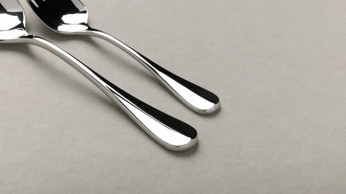 Hochwertige Suppenlöffel von KAQTU aus langlebigen Materialien, ergonomisch gestaltet für ein angenehmes Esserlebnis und stilvolle Tischgestaltung.