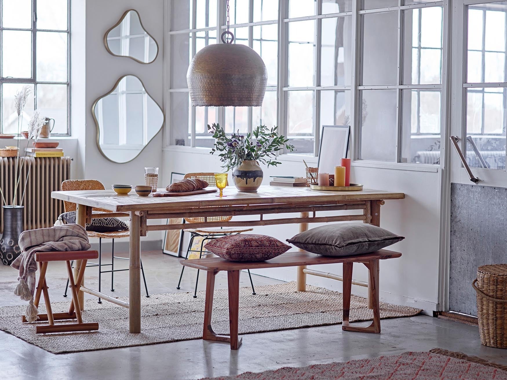 Entdecke stilvolle Tabletts aus Holz und Bambus in runden und quadratischen Designs. Perfekt für jeden Anlass, von Dinnerpartys bis zum Alltag.