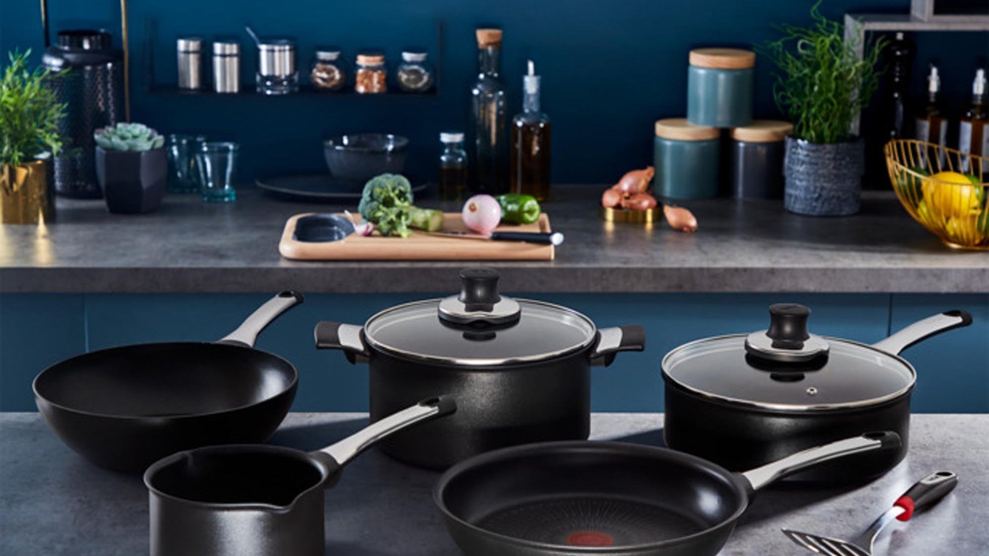 Entdecken Sie die Tefal Kücheninnovationen bei KAQTU: Hochwertige Antihaft-Pfannen, induktionsgeeignete Töpfe und nachhaltige Küchengeräte.