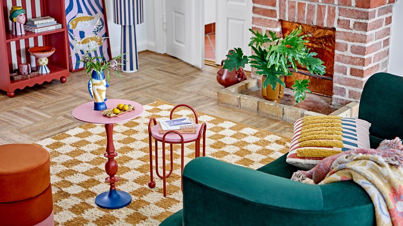 Eleganter Bloomingville Teppich mit floralen Mustern in sanften Farben, ideal für ein stilvolles Wohnambiente.