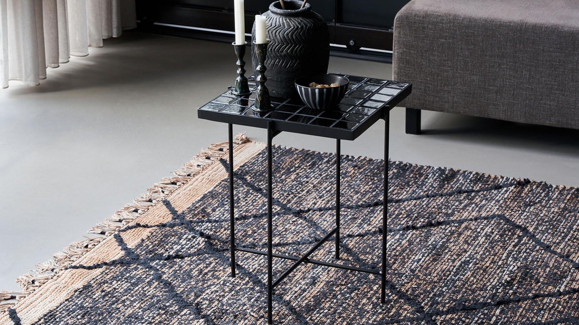 Eleganter House Doctor Teppich in sanften Erdtönen, ideal für stilvolle Wohnräume und gemütliche Akzente.