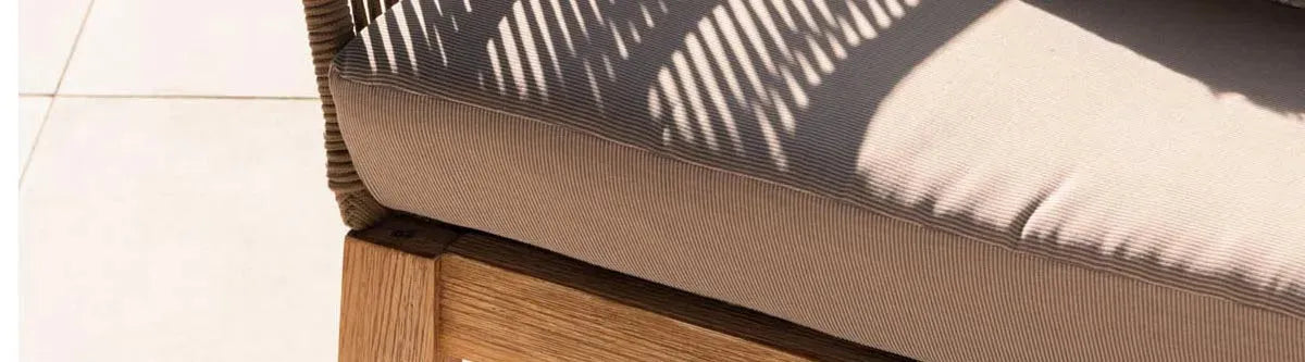 Stilvolles, kratzfestes Sofa aus der tierfreundlichen Kollektion von KAQTU, speziell für Haushalte mit Haustieren entwickelt, mit robusten und leicht zu reinigenden Materialien.