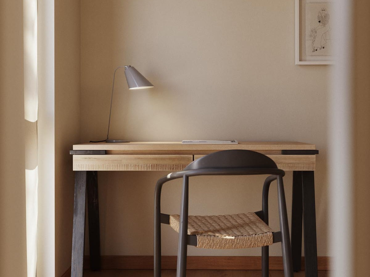 Elegante Schreibtischleuchte mit modernem Design, ideal für stilvolle Arbeitsumgebungen und kreative Büros.