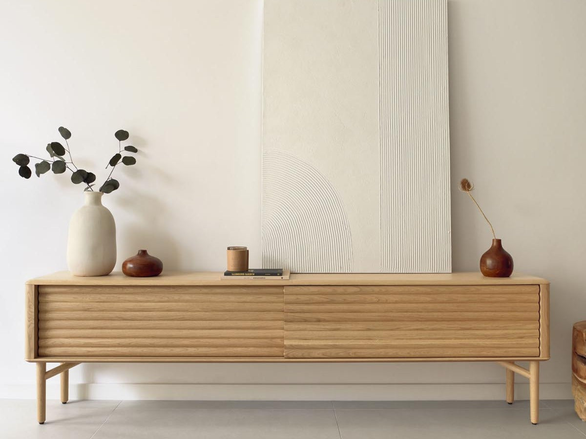 Elegantes TV-Möbel aus Holz mit modernem Design, ideal für stilvolle Wohnzimmer und optimale TV-Präsentation.