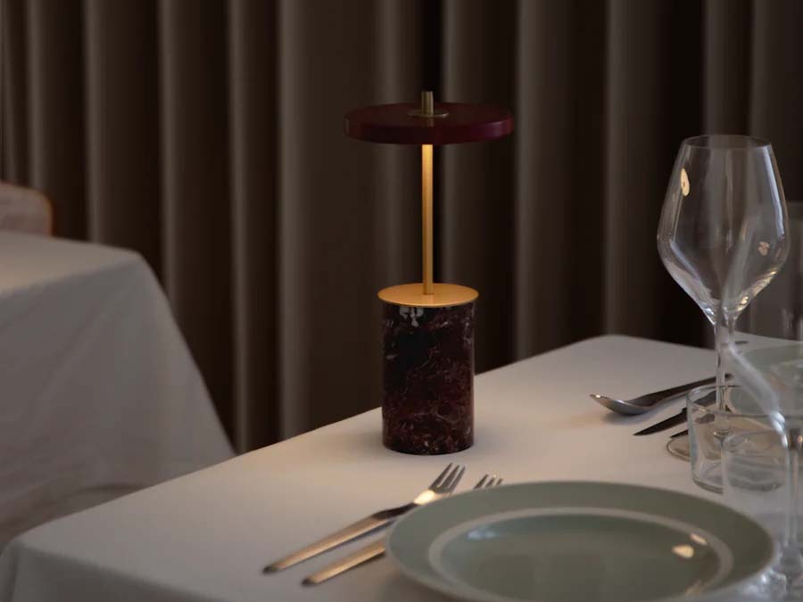 Elegante Umage Lampe in modernem Design, ideal für stilvolle Wohnräume und stimmungsvolle Beleuchtung.