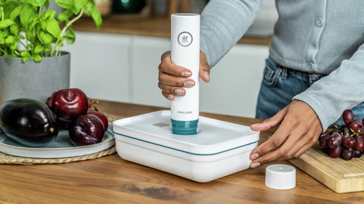 Vakuumieren schützt Lebensmittel vor Oxidation, bewahrt Frische und Nährstoffe, spart Platz und sorgt für längere Haltbarkeit in der Küche.