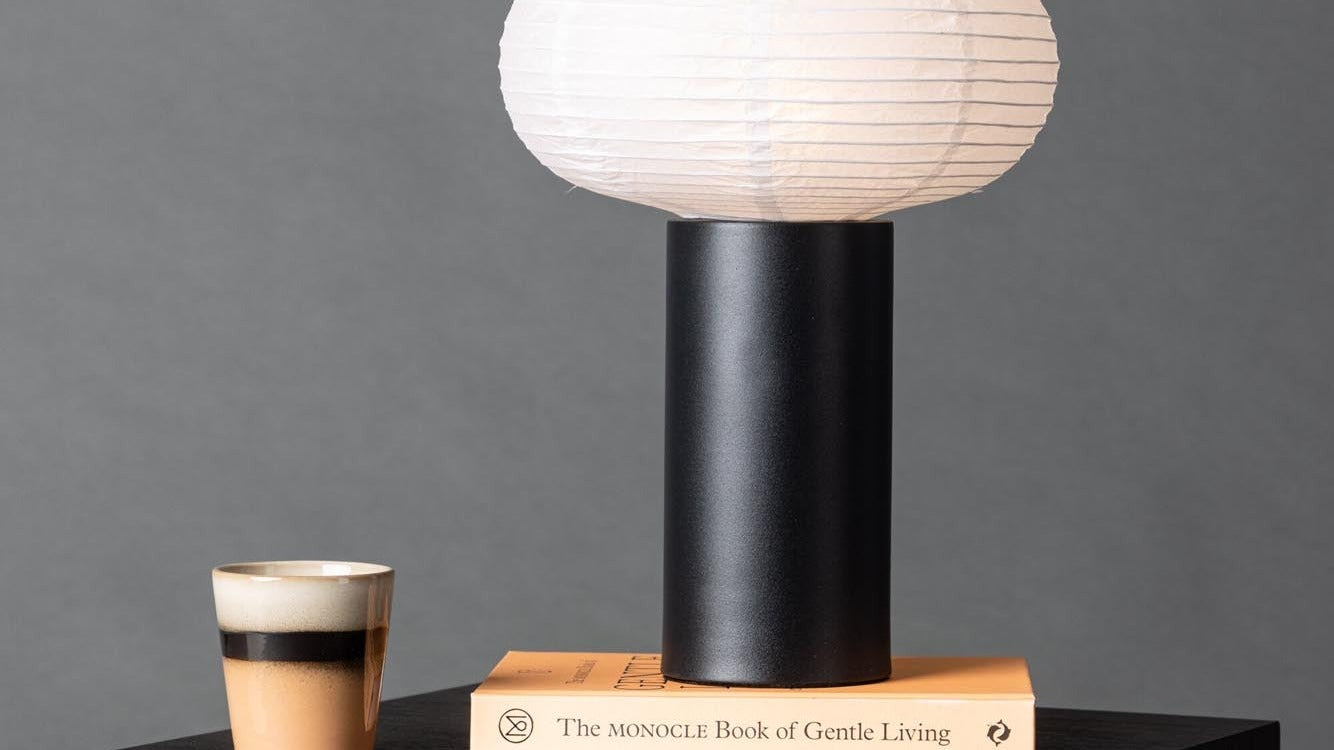 Elegante Venture Home Lampe in modernem Design, ideal für stilvolle Wohnräume und gemütliche Beleuchtung.