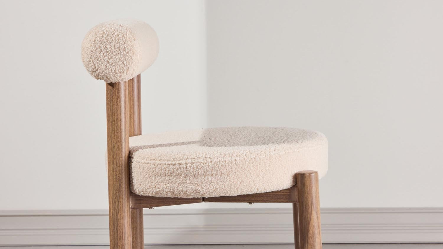 Elegante Venture Home Stühle in modernem Design, ideal für stilvolle Wohnräume und gemütliche Essbereiche.