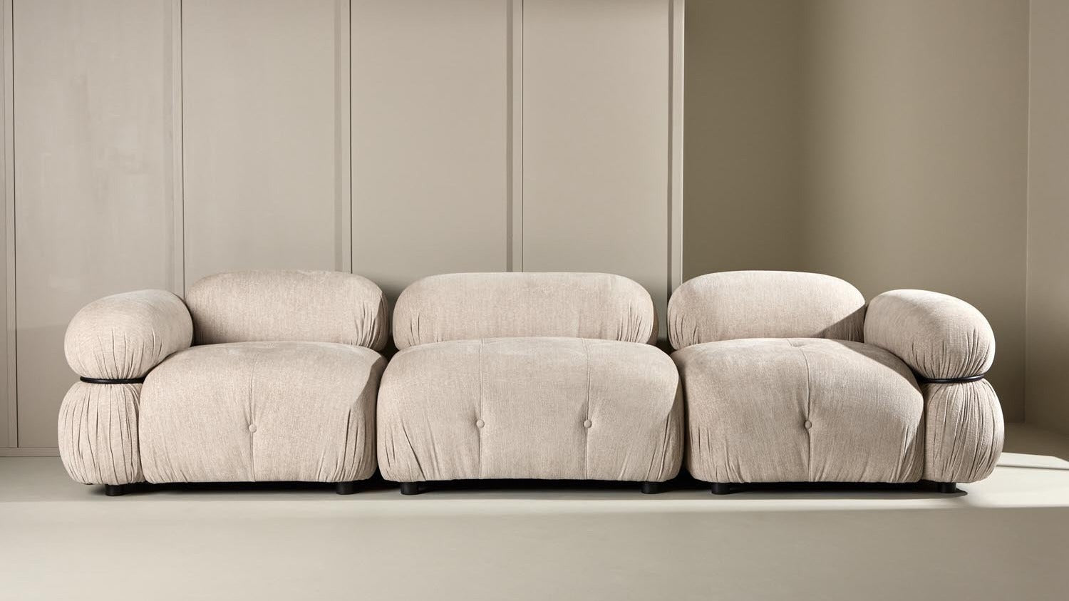 Elegantes Venture Home Sofa in modernem Design, ideal für stilvolle Wohnräume und gemütliche Abende.