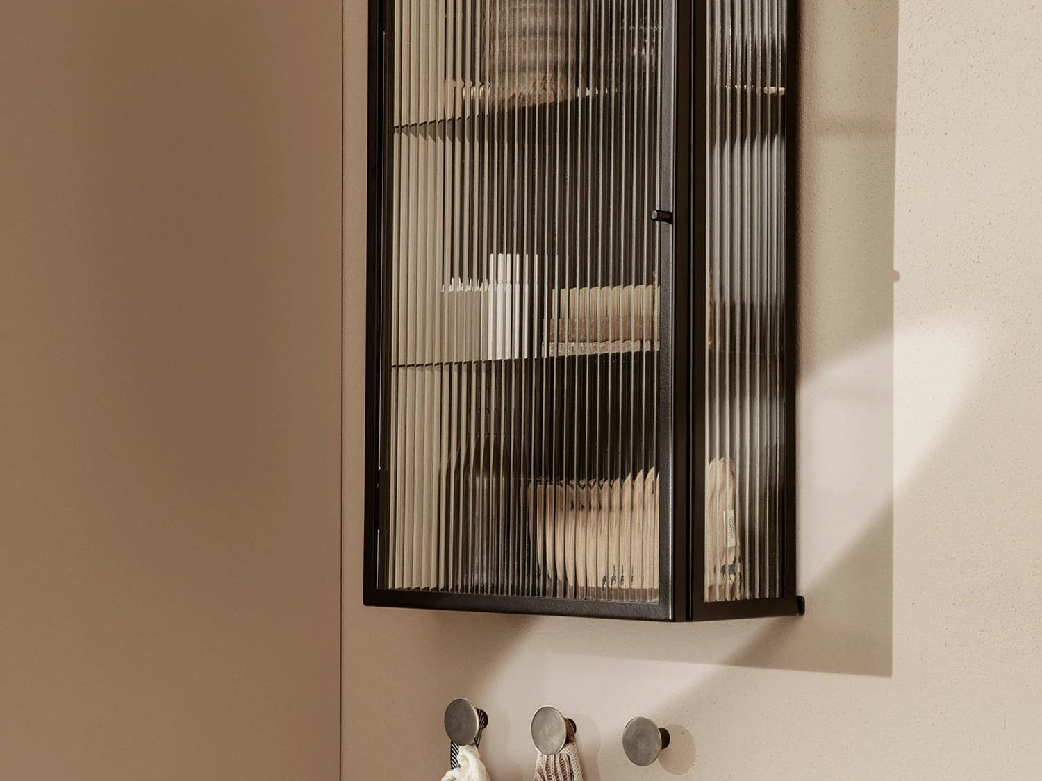 Wandschrank Kollektion von KAQTU: stilvoller Stauraum trifft Design – vielseitige Modelle für Flur, Schlafzimmer und Wohnzimmer.