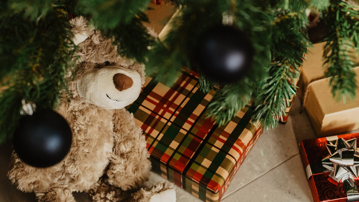 Weihnachtszauber von KAQTU: Festliche Kollektion mit handgefertigten Christbaumkugeln, Kerzenhaltern, Leuchtdekoration und stilvollen Accessoires.