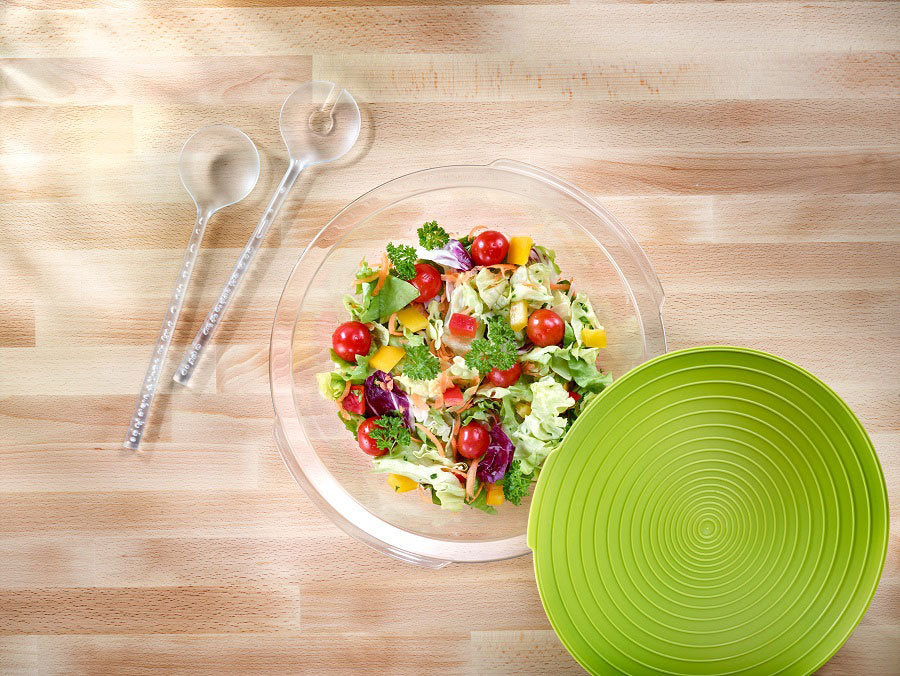 Salatschüssel mit Salat darin und Salatbesteck