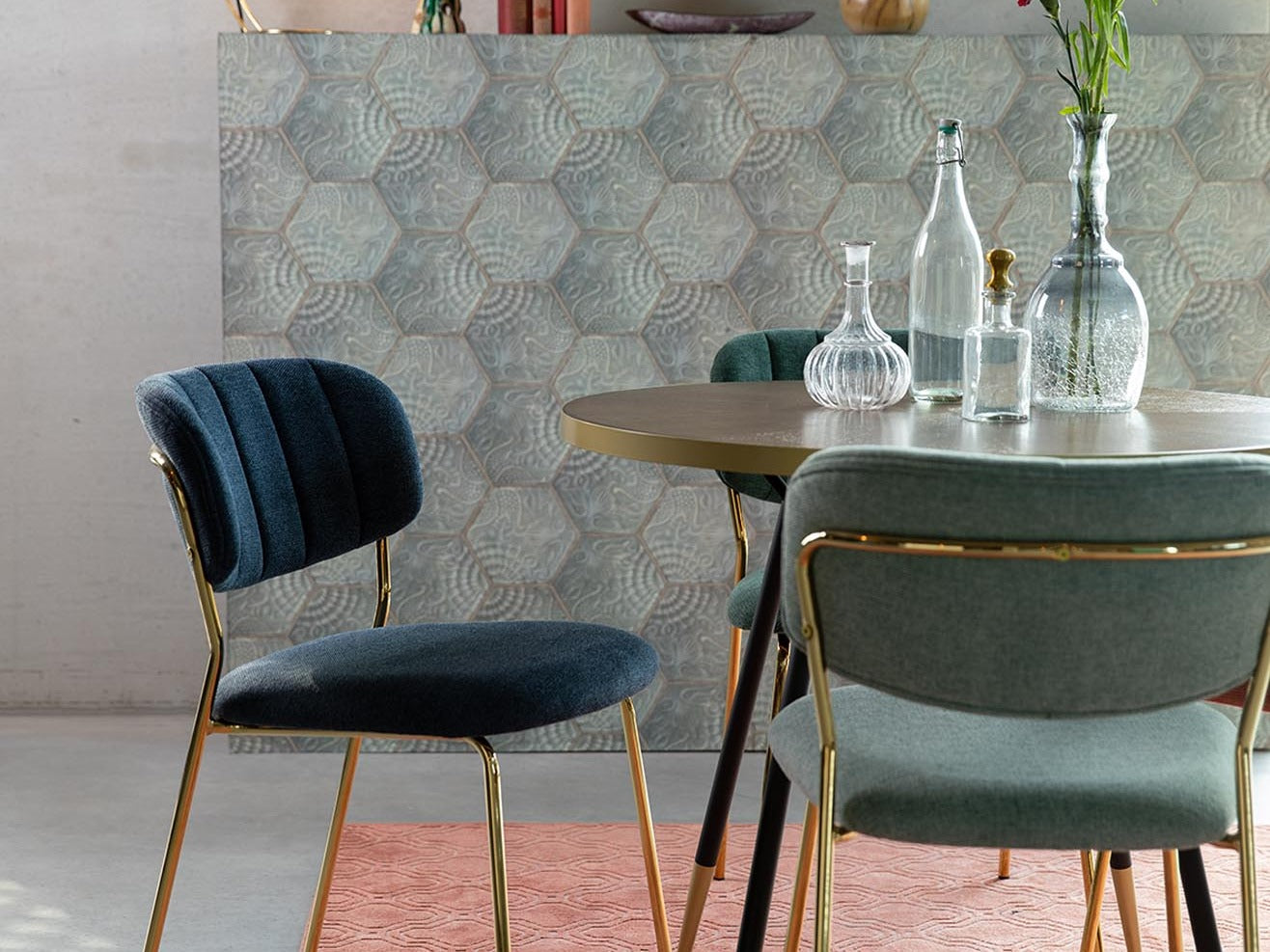 White Label Living: Vielseitige Möbel und Accessoires für modernes, zeitloses Design – Sideboards, Sessel, Tische, Leuchten.