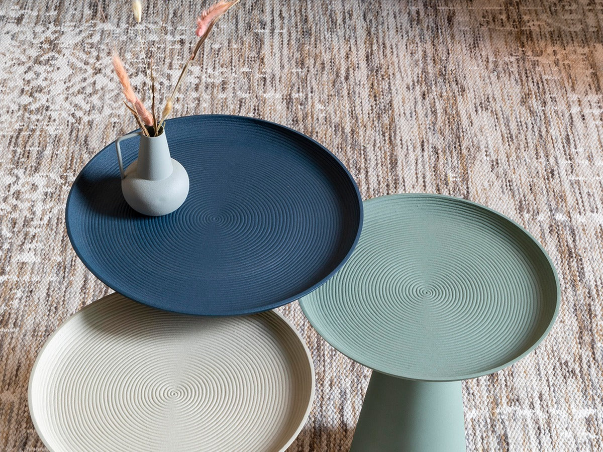 Eleganter Couchtisch aus Holz mit minimalistischer Ästhetik, ideal für moderne Wohnräume und stilvolle Beistelltische.