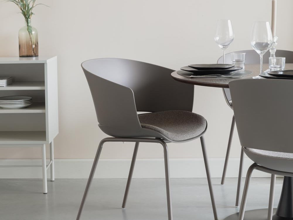 Elegante Stühle von White Label Living in modernem Design, ideal für stilvolle Wohnräume und Essbereiche.