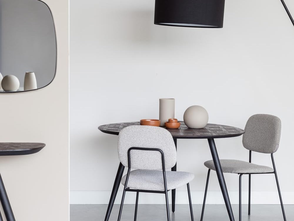 Eleganter Esstisch aus Holz mit modernem Design, ideal für stilvolle Esszimmer und gesellige Runden.