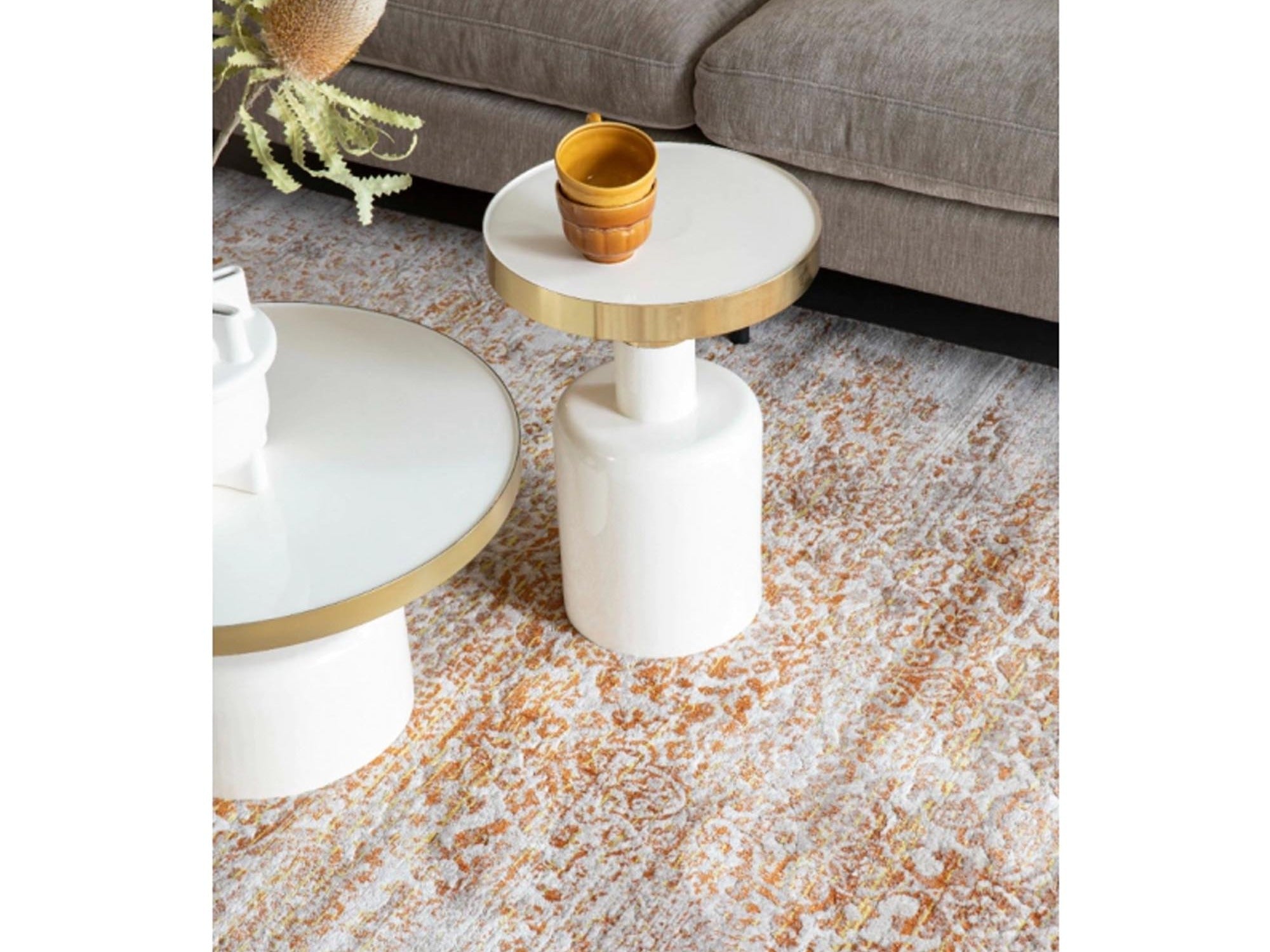 Elegante Zuiver Couch- und Beistelltische in modernem Design, ideal für stilvolle Wohnräume.