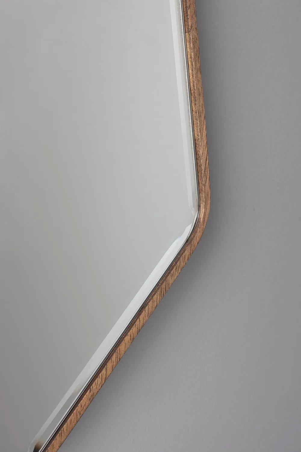 Eleganter Dutchbone Spiegel mit einzigartigem Holzrahmen-Design.
