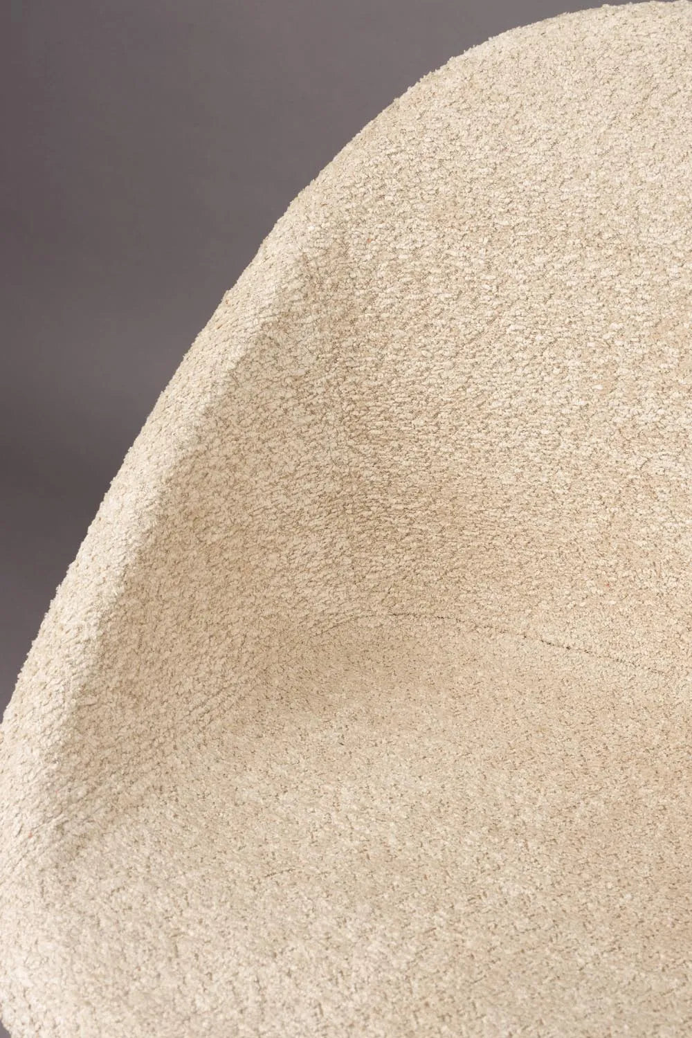 Fenna Stuhl: Eleganz und Komfort für stilvolle Wohnräume.