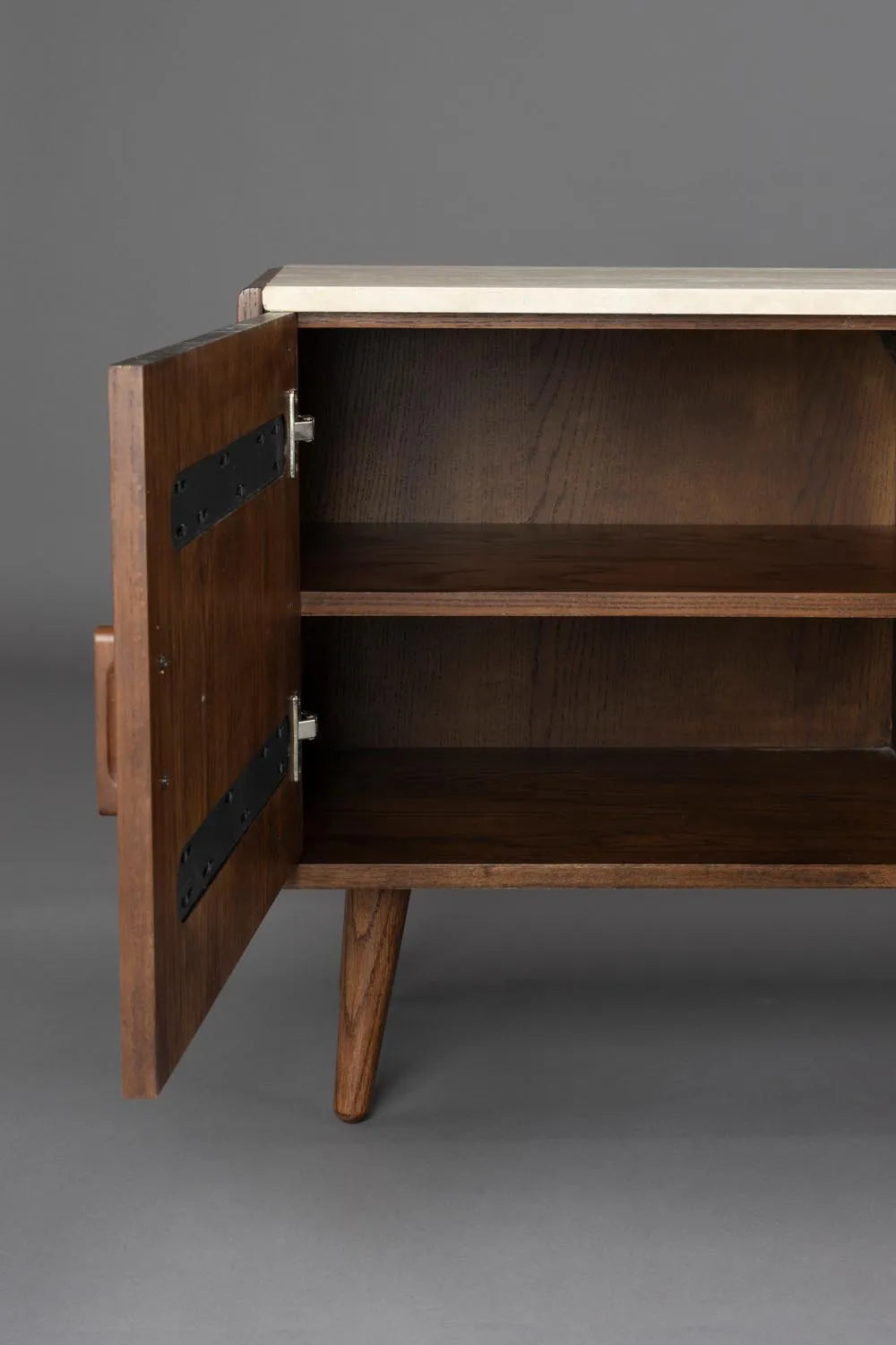 Stilvolles Sideboard Arda: Hochwertiges Holz für moderne Eleganz.