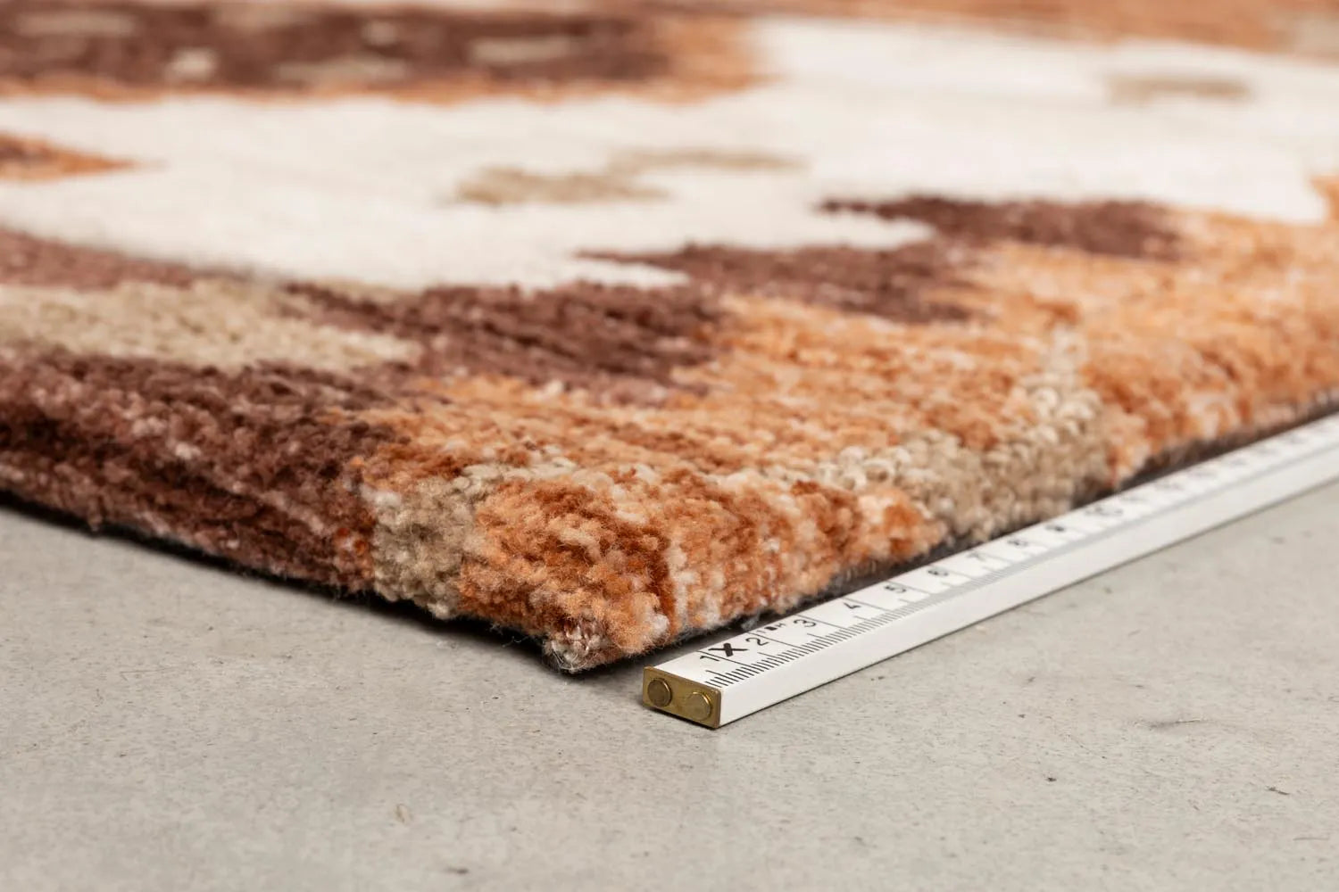 Dutchbone Maron Carpet: Zeitloses Design in sanften Naturfarben.