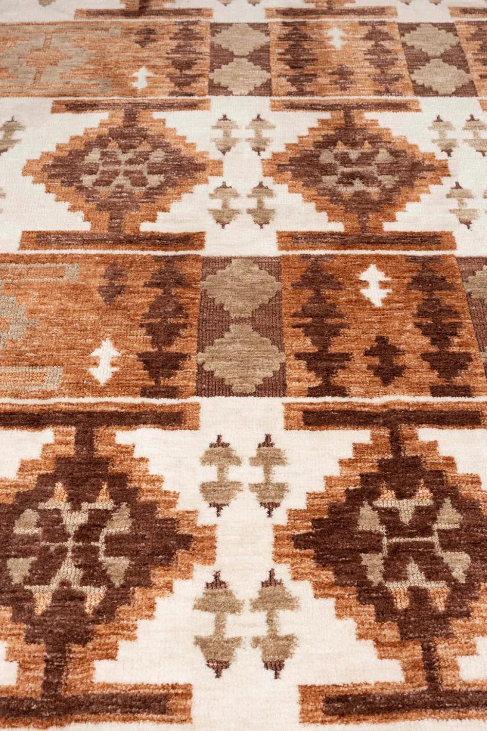 Eleganter Dutchbone Teppich 200x300 in tiefem Schokoladenbraun.
