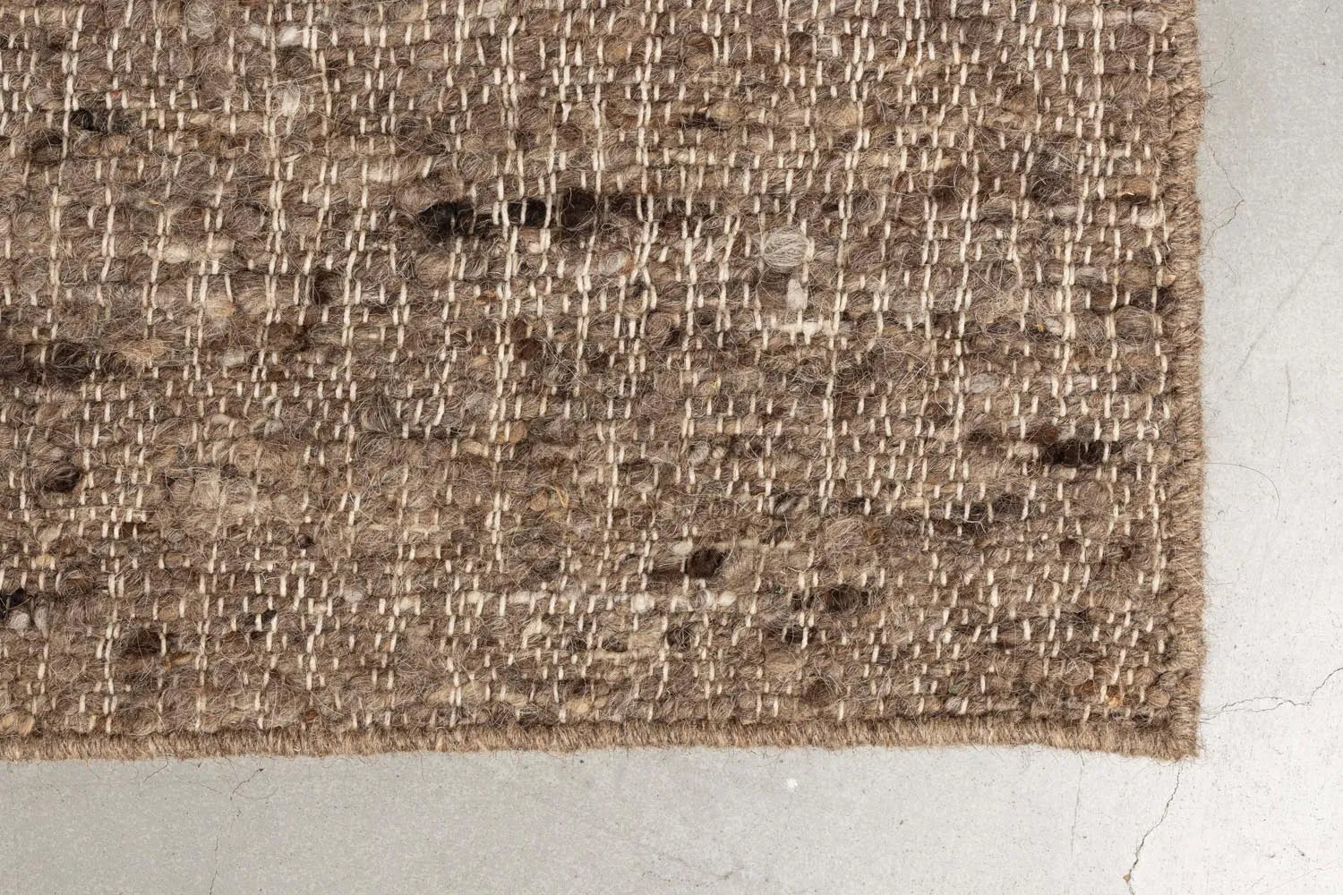 Der Briton Teppich von Dutchbone: Eleganz und Komfort in 160x230 cm, handgewebt aus Wolle und Jute für zeitlosen Vintage-Charme.