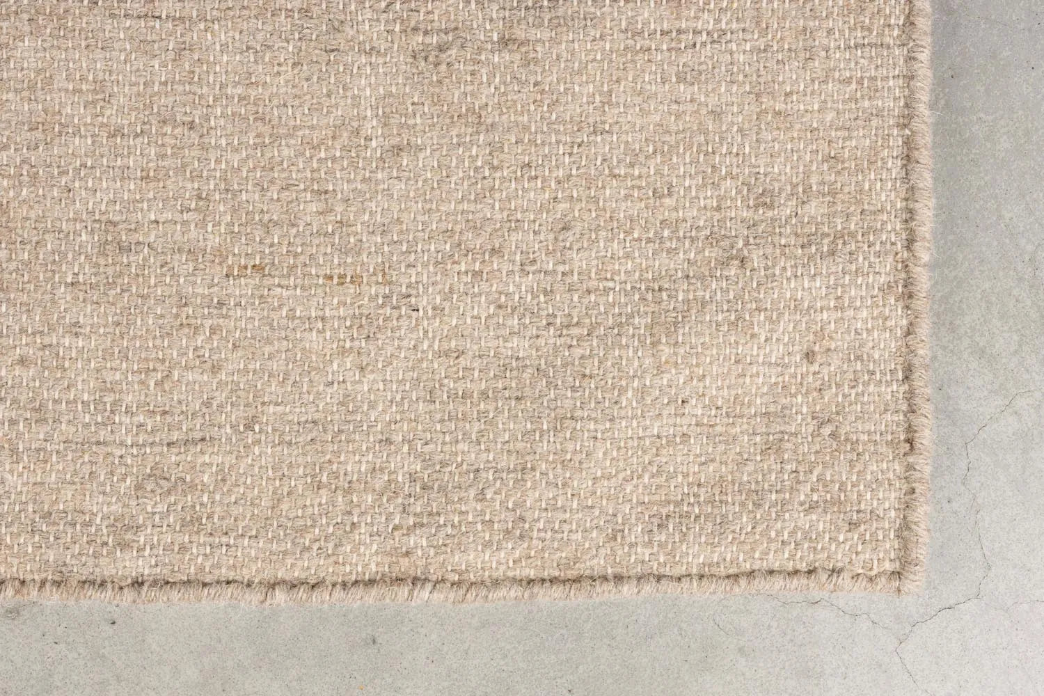 Der Briton Teppich von Dutchbone: Eleganz und Komfort in 160x230 cm, handgewebt aus Wolle und Jute für zeitlosen Vintage-Charme.