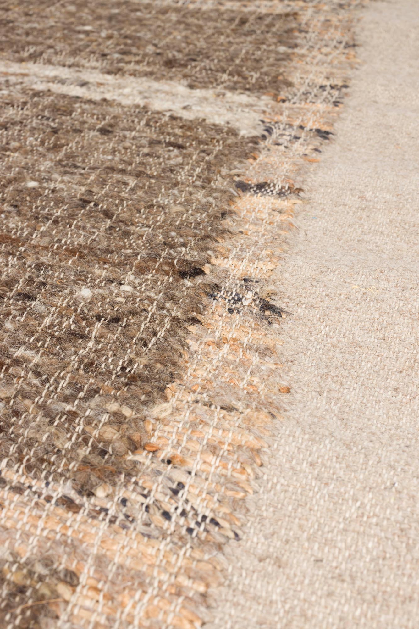 Briton Teppich 200x300 in Beige präsentiert im Onlineshop von KAQTU Design AG. Teppich ist von Dutchbone