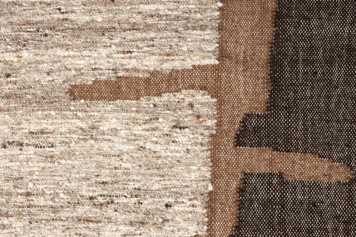 Der Briton Teppich von Dutchbone: Eleganz und Komfort in 160x230 cm, handgewebt aus Wolle und Jute für zeitlosen Vintage-Charme.