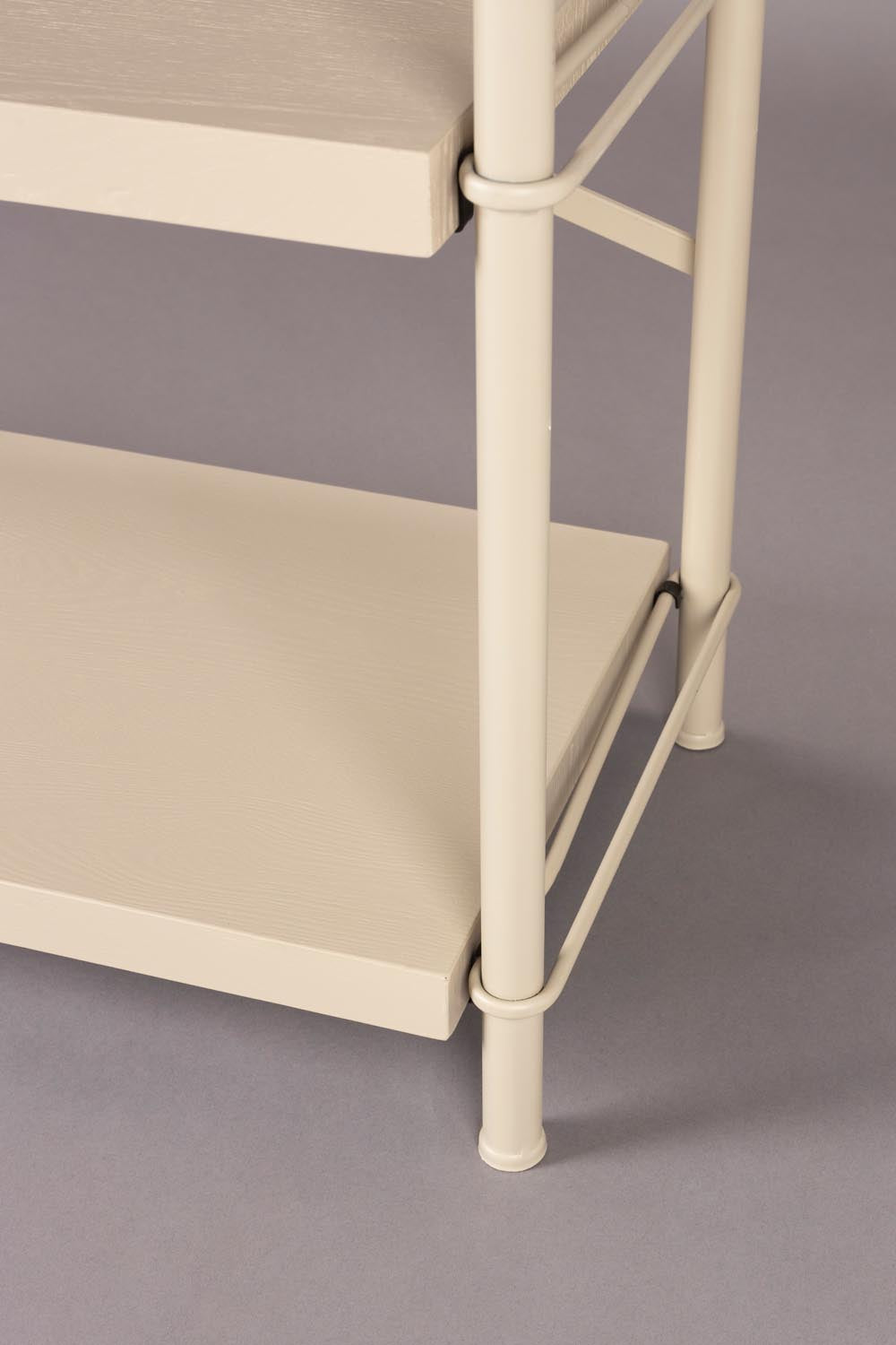 Industrielles Iron Regal Low von Dutchbone für urbanes Flair.