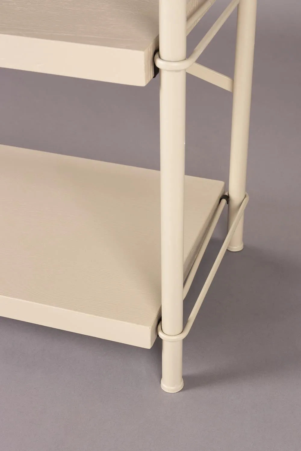 Industrielles Iron Regal Low von Dutchbone für urbanes Flair.