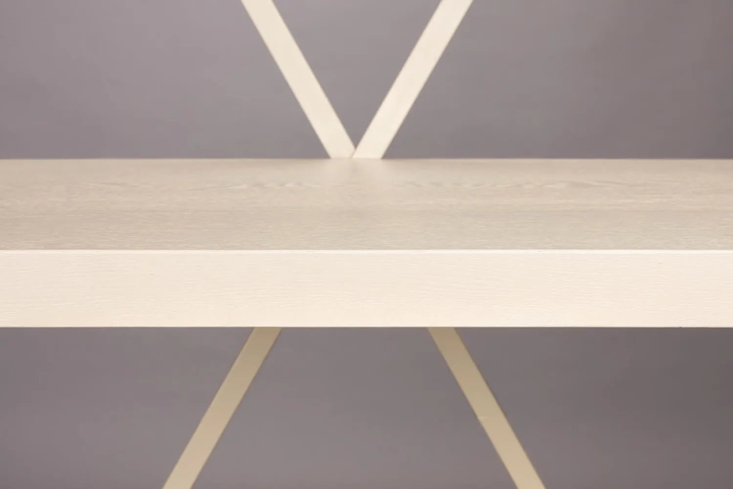 Stilvolles Iron Regal Low von Dutchbone für zeitlose Inneneinrichtung.