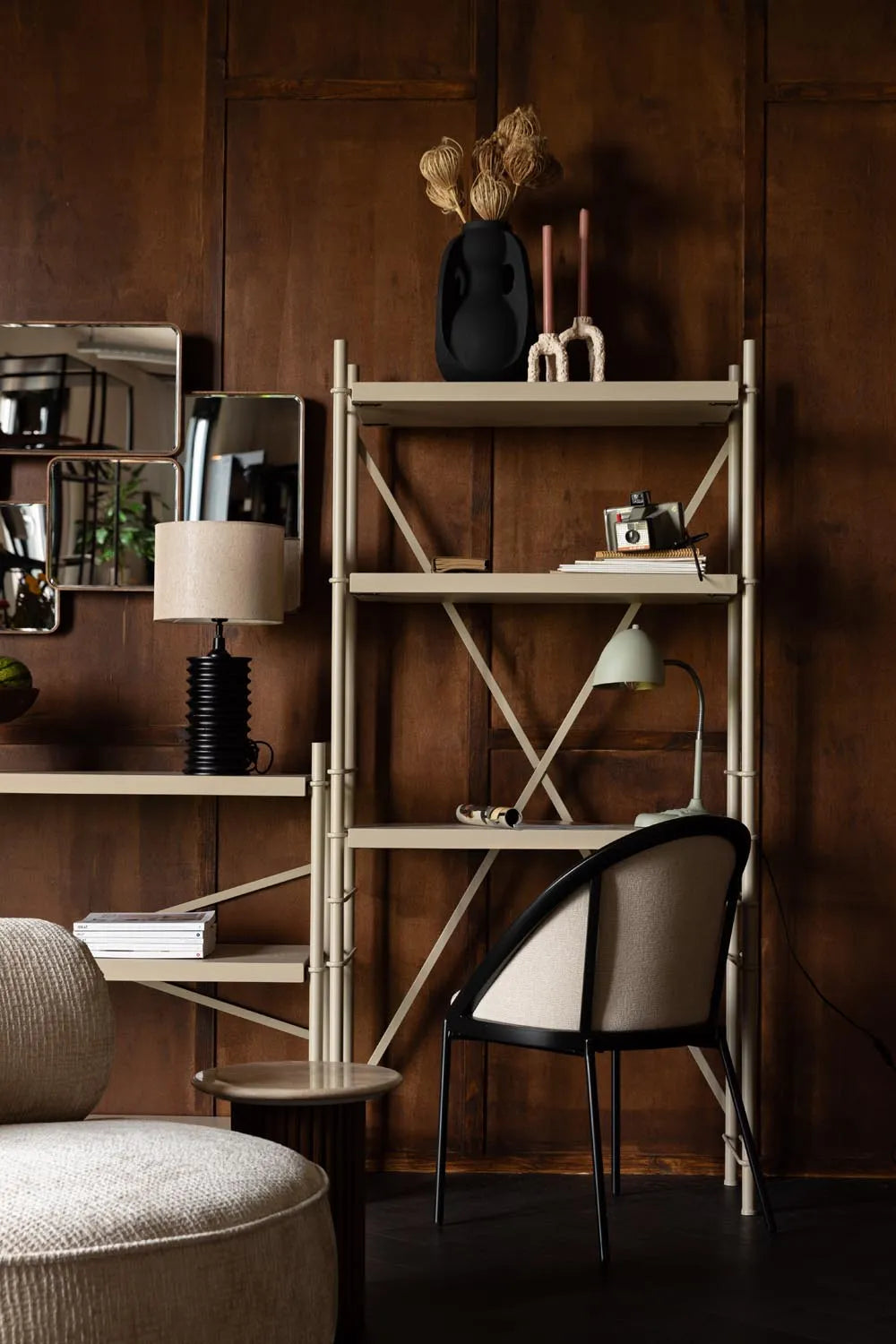 Elegantes Iron Regal Low von Dutchbone für modernes Wohnen.