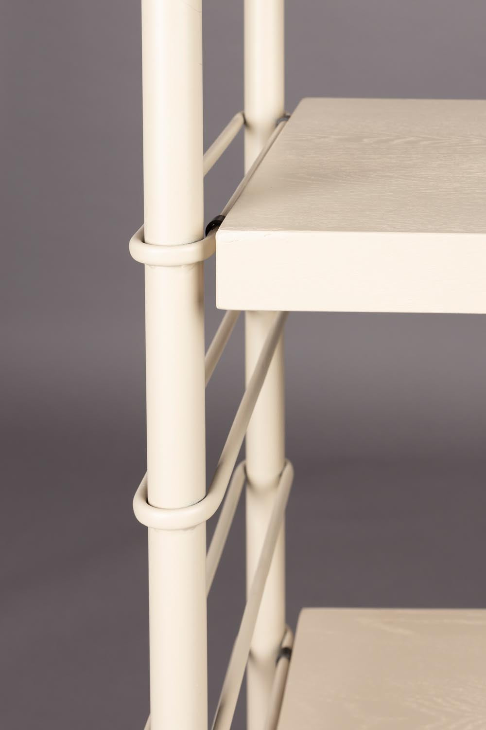 Elegantes Iron Regal High von Dutchbone für zeitlose Raumgestaltung.