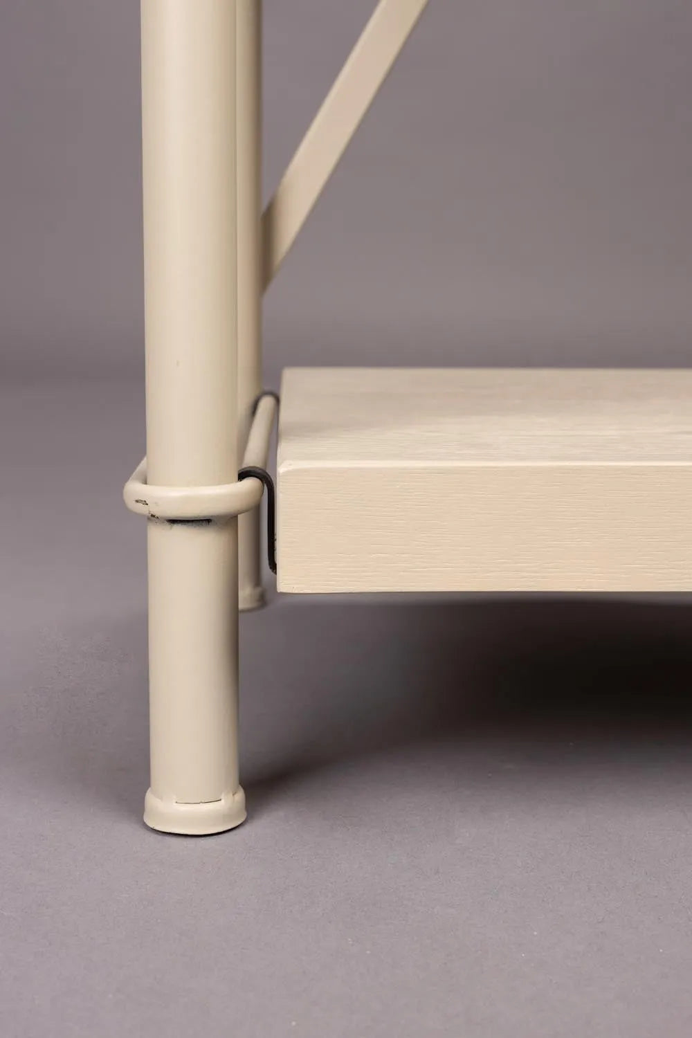 Industrielles Iron Regal High von Dutchbone für urbanes Ambiente.