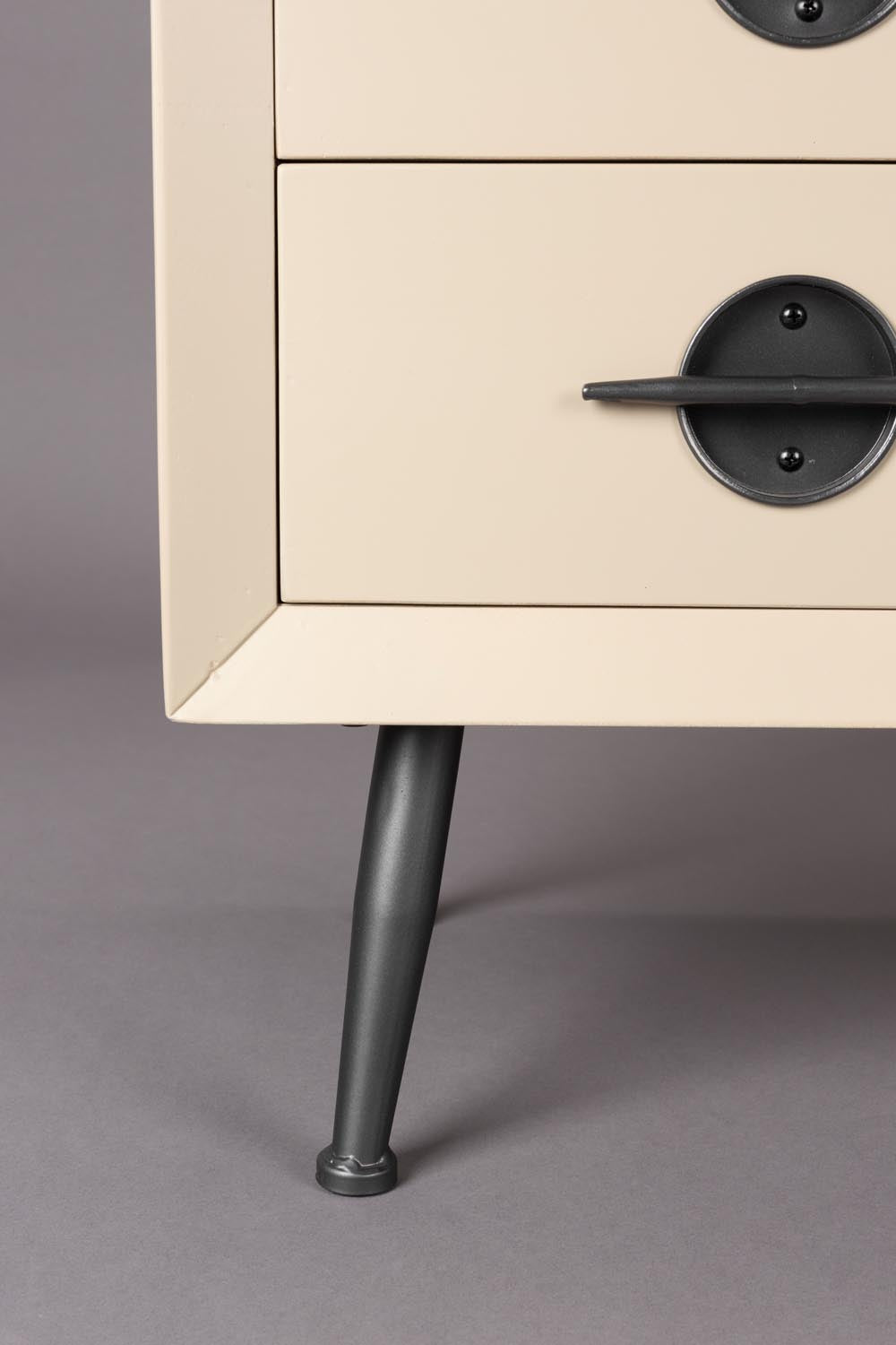 Edson Cabinet: Industrieller Charme trifft auf funktionale Raffinesse.