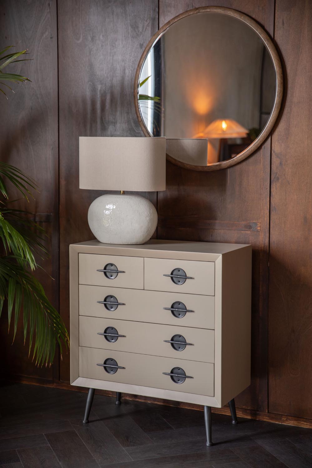 Edson Cabinet: Eleganter Stauraum mit industriellem Charme.