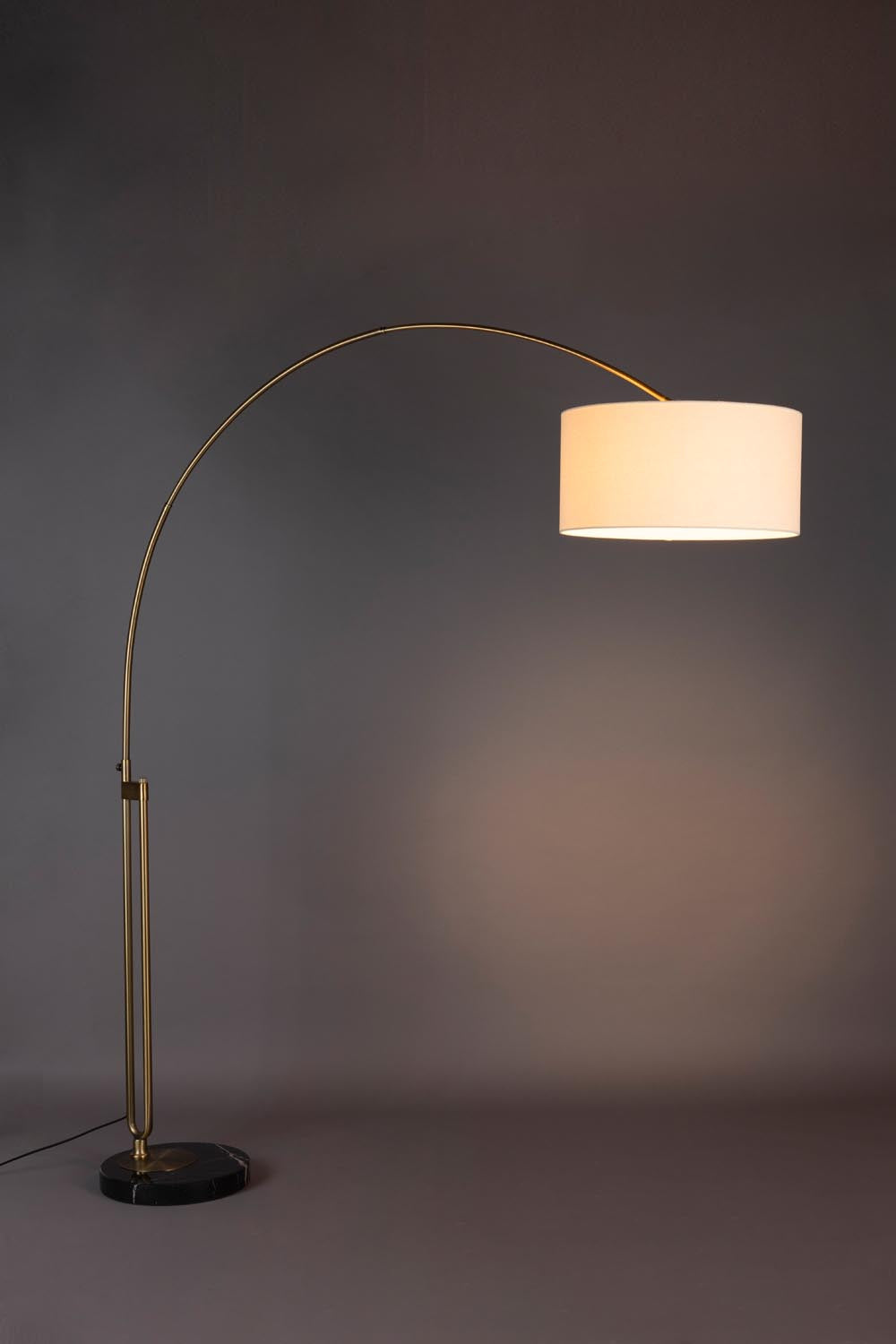 Archie Stehleuchte: Elegante Akzente für Ihr stilvolles Zuhause.