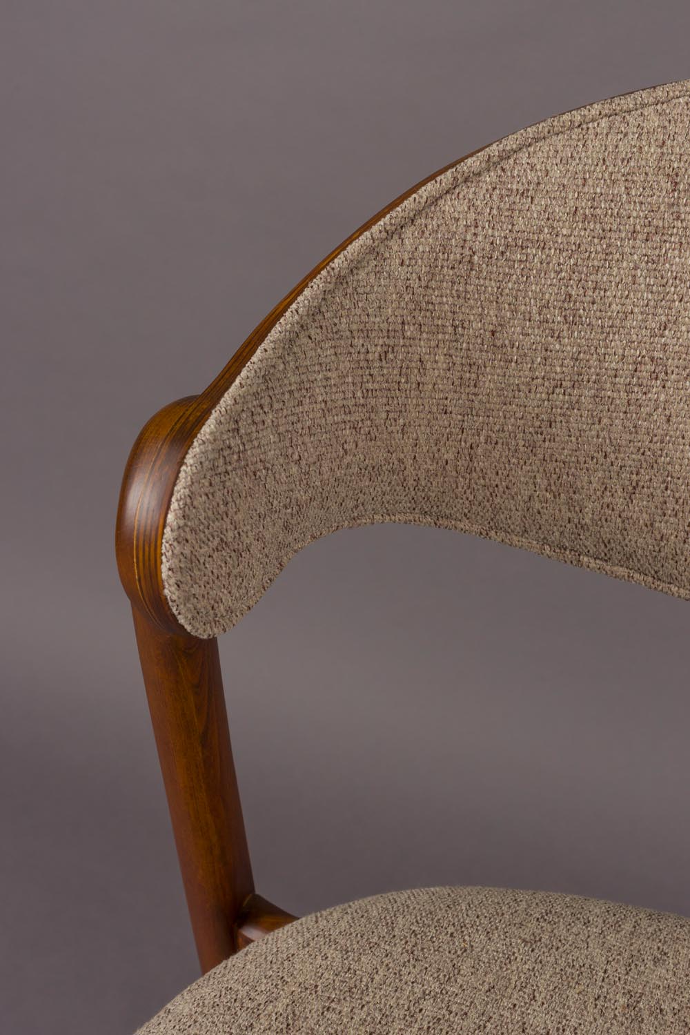 Babington Stuhl: Luxuriöser Samt trifft auf modernes Design.
