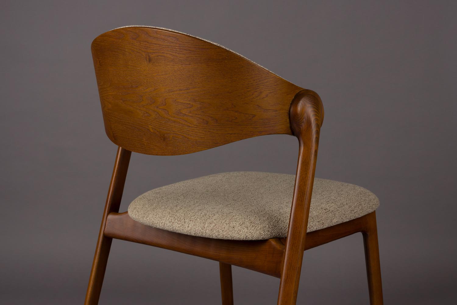 Babington Stuhl: Stilvoller Komfort mit samtiger Eleganz von Dutchbone.