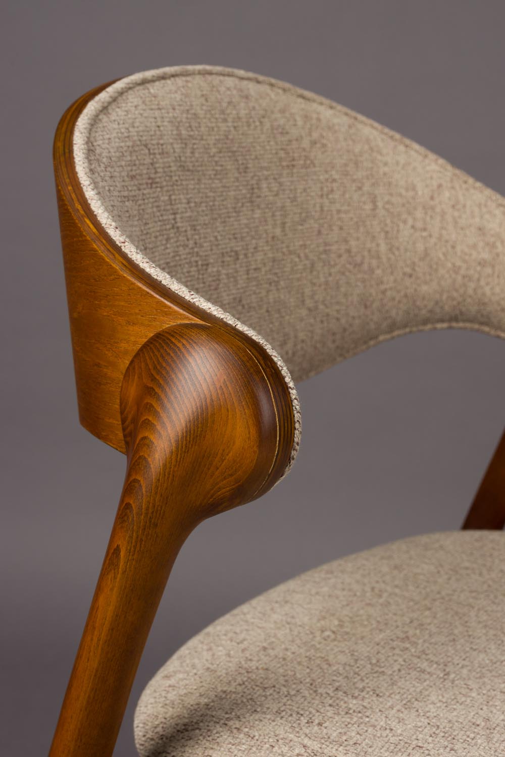 Babington Stuhl: Eleganter Samt vereint mit zeitlosem Chic von Dutchbone.