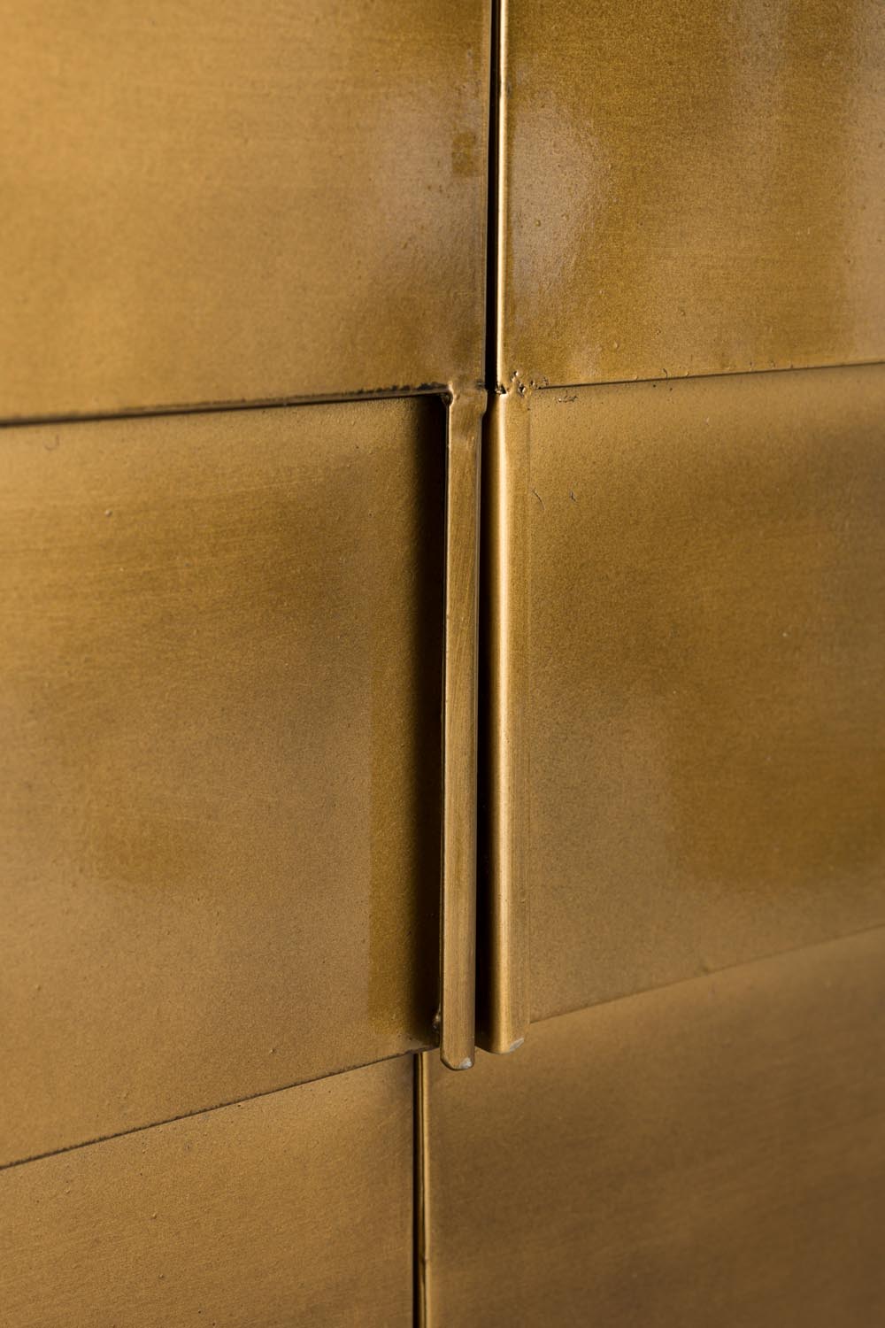 Das Hanna Sideboard von Dutchbone bietet rustikalen Charme und großzügigen Stauraum. Perfekt für Wohnzimmer und Flur, vereint es Funktionalität mit stilvollem Design.