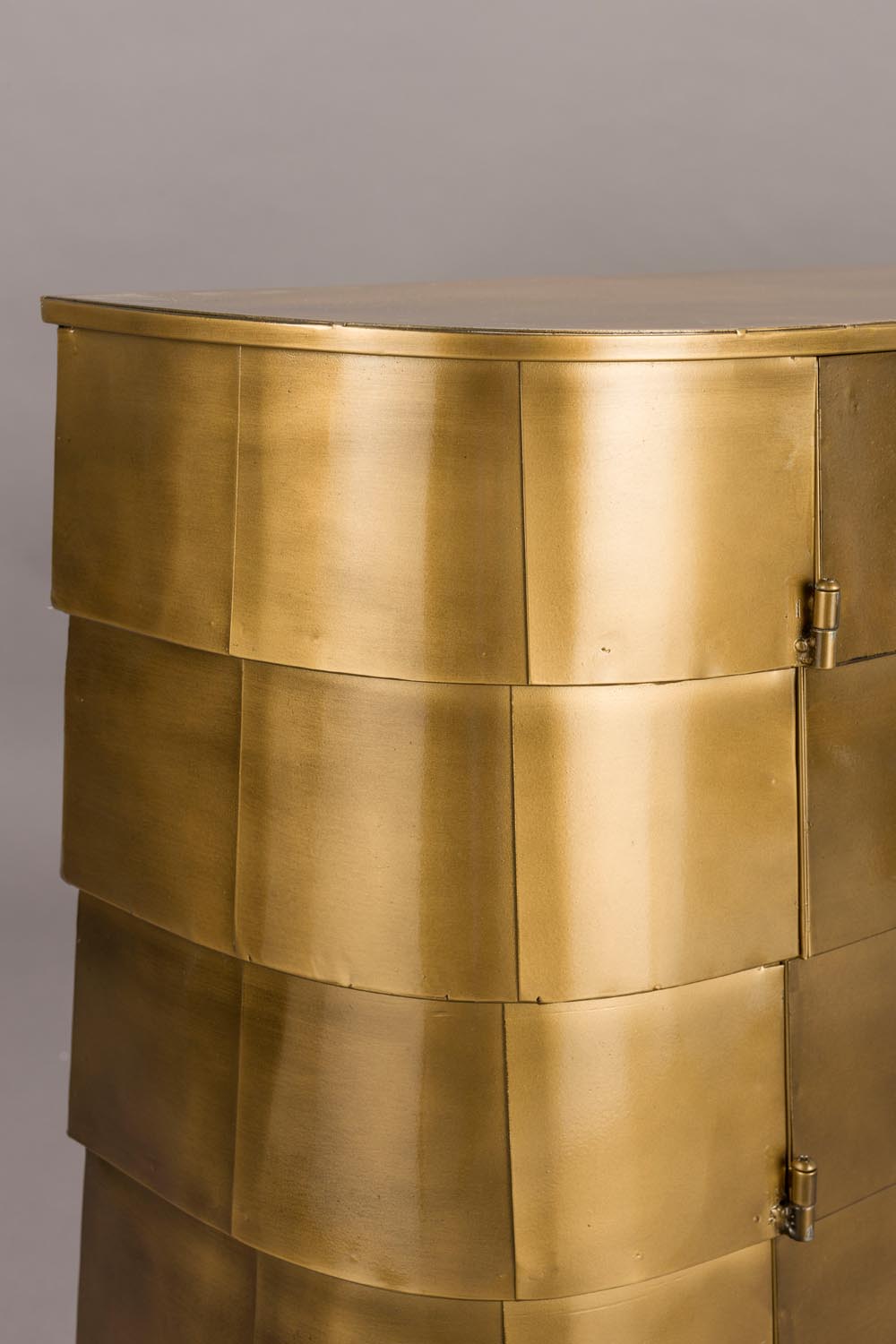 Entdecke das Hanna Sideboard von Dutchbone: Ein rustikales Möbelstück aus edlem Holz, das großzügigen Stauraum bietet und jedem Raum eine warme Atmosphäre verleiht.