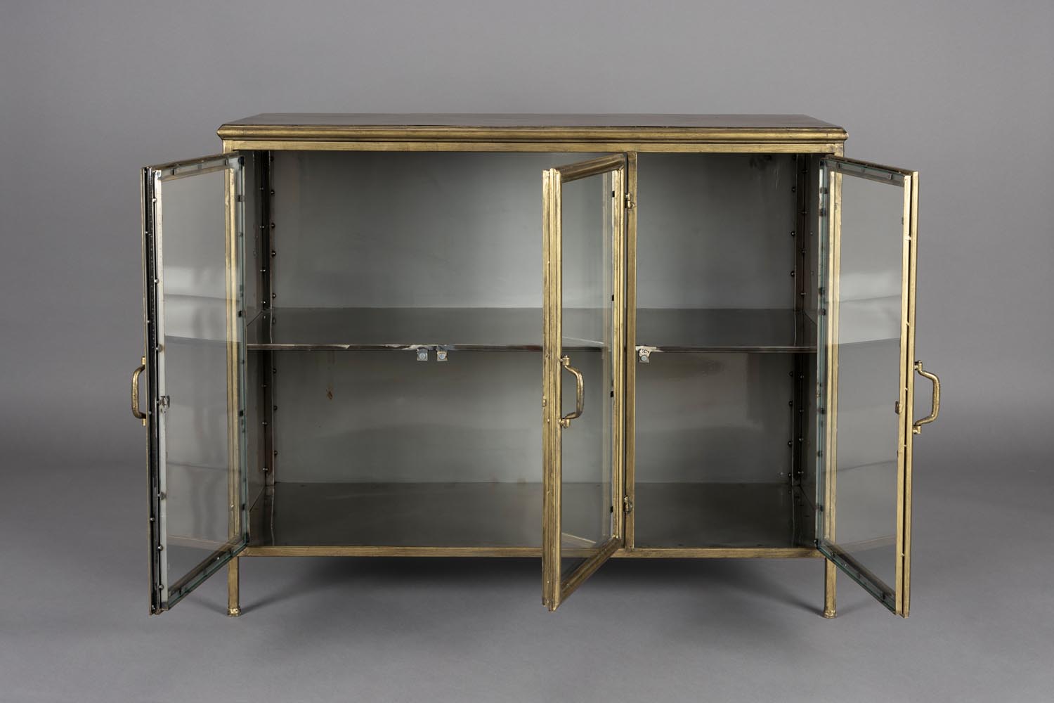Stilvolles Gertlush Sideboard von Dutchbone mit Holz-Metall-Charme.