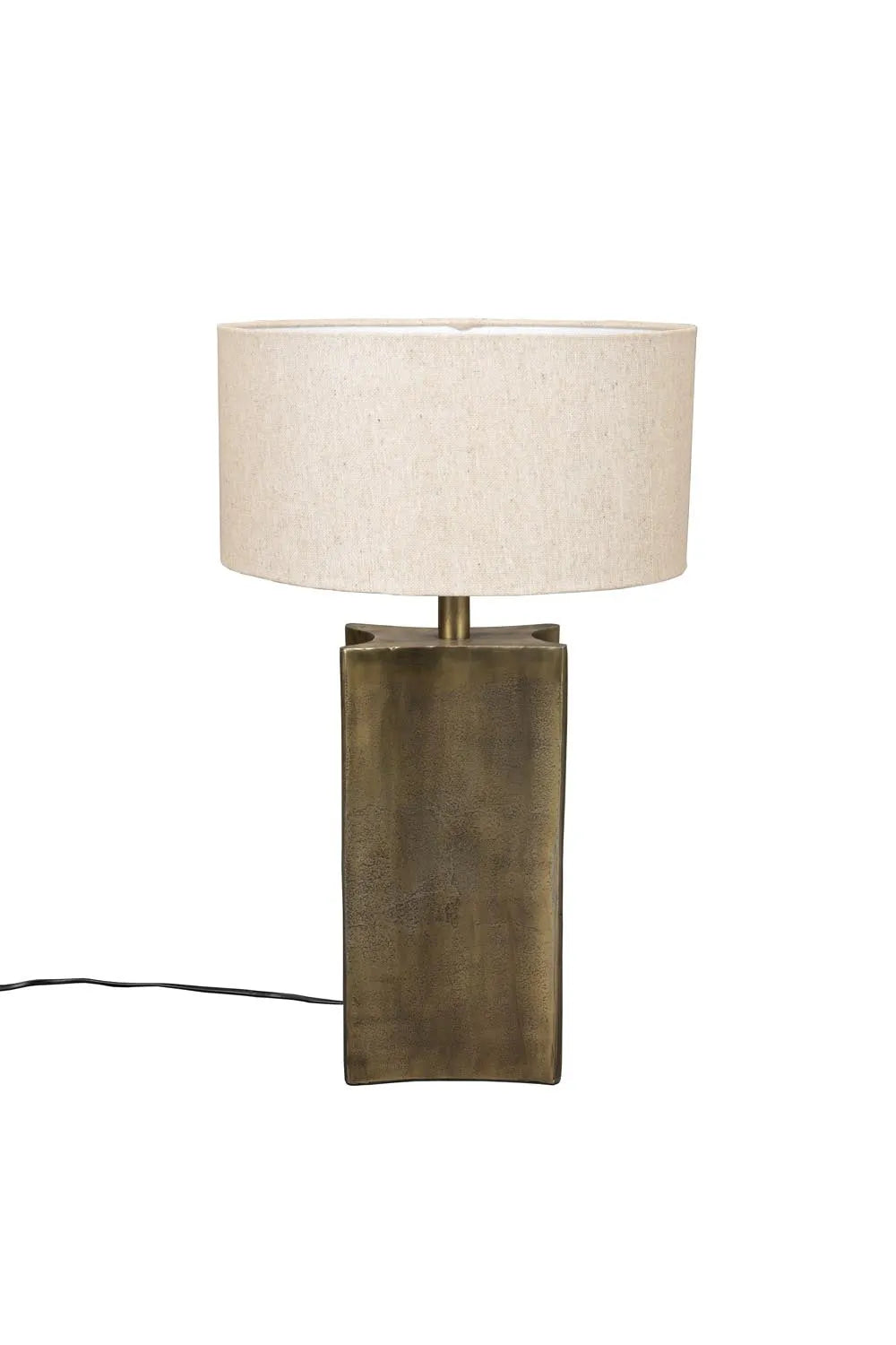 Die Rico Tischleuchte von Dutchbone: Elegantes, skandinavisches Design aus Aluminium, ideal für Büro und Wohnzimmer, mit warmem Licht.