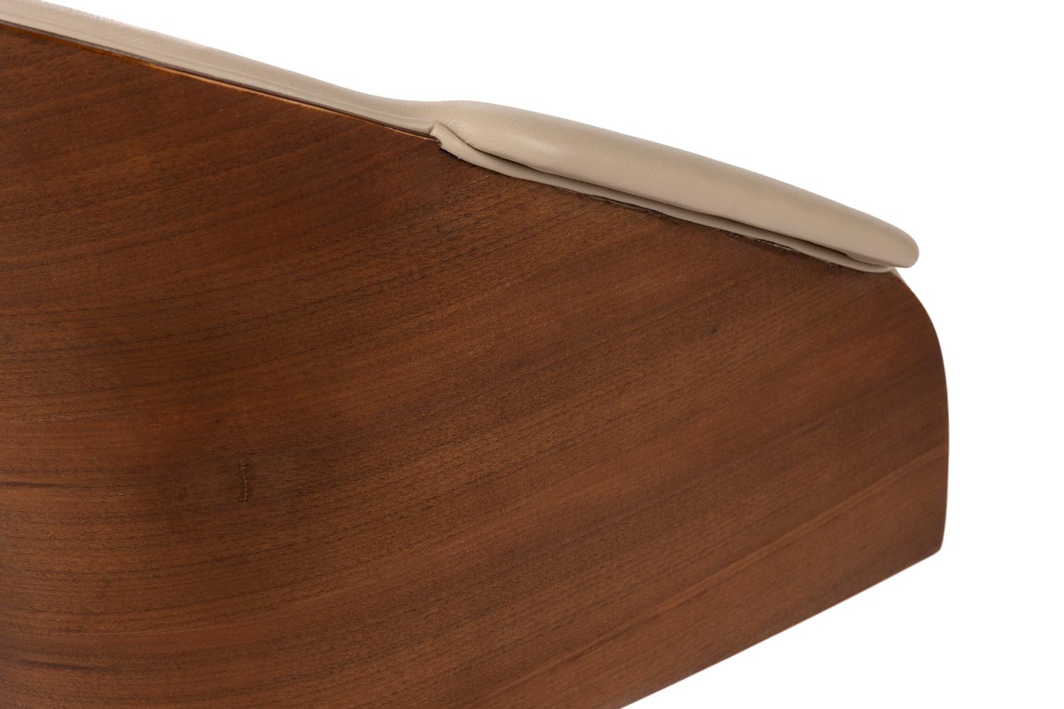 Frie Sessel von Zuiver: Modernes Design trifft auf Walnussholz-Charme.