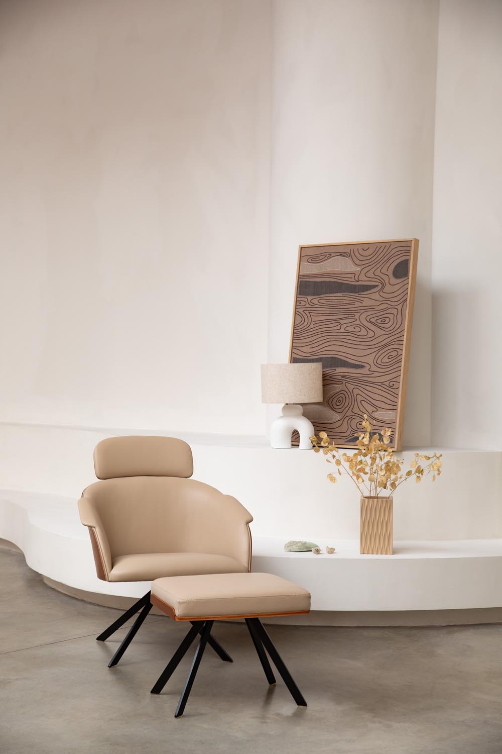 Frie Sessel von Zuiver: Zeitloses Design mit edlem Walnussholz.