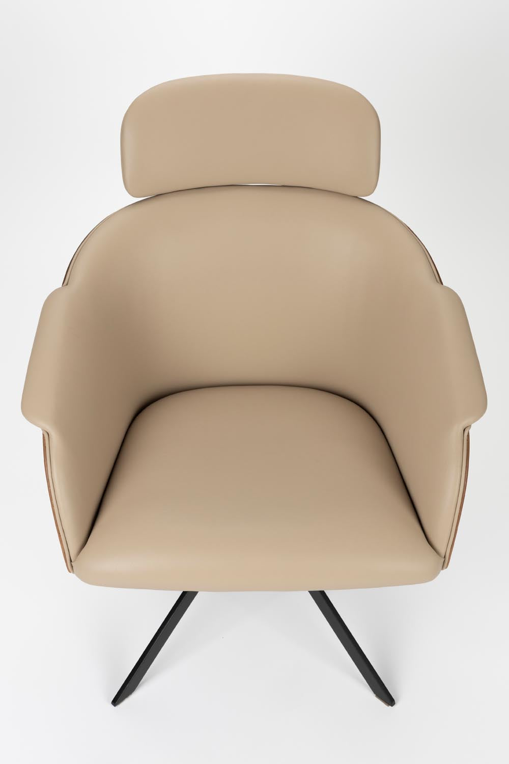 Frie Sessel von Zuiver: Komfortabler Chic aus edlem Walnussholz.